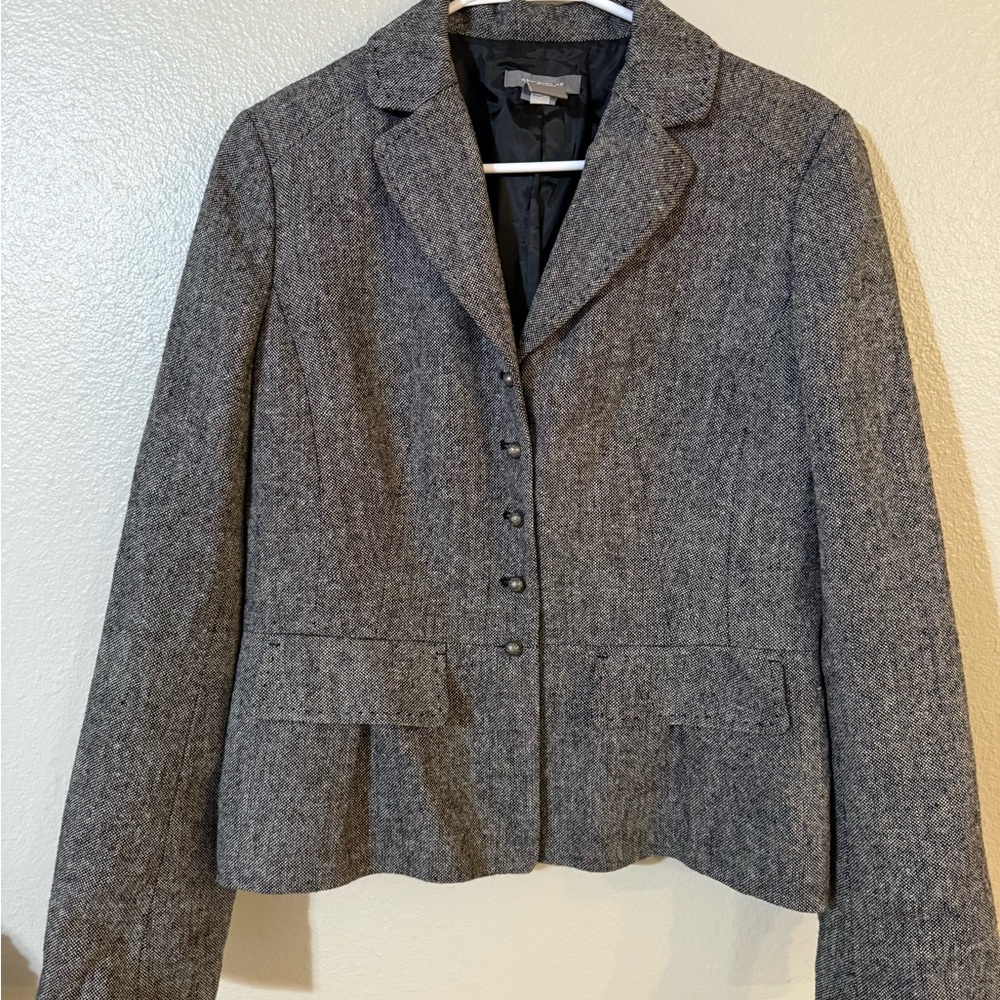 Ann Taylor Gray Blazer with Notched Lapel and Fitted Silhouette